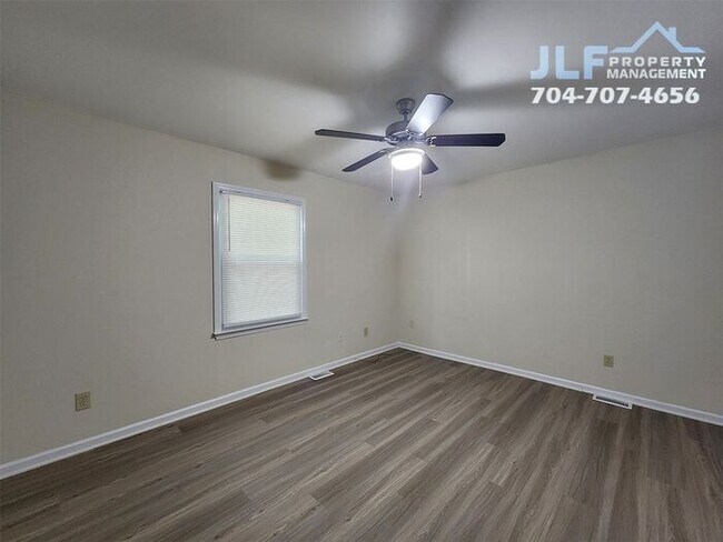 Building Photo - 2 Bed /1.5 Bath Duplex in Convenient Kanna...