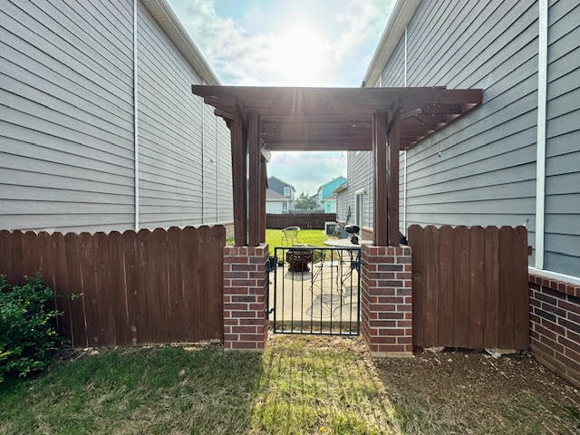 Building Photo - 592 N Longfellow Ln