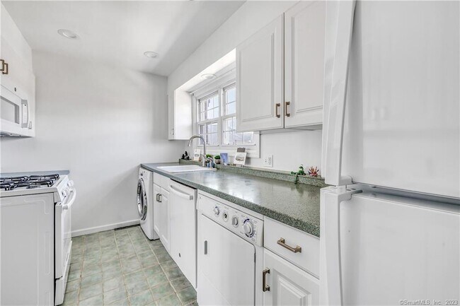 Building Photo - 245 Unquowa Rd