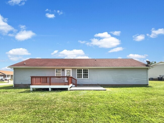 Building Photo - Cute 2 Bedroom 2 Bath Home with a 2 Car Garage!