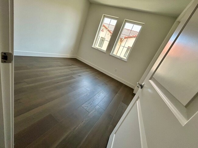Building Photo - Brand new townhouse, 3 bed / 3 bath, 2 car...