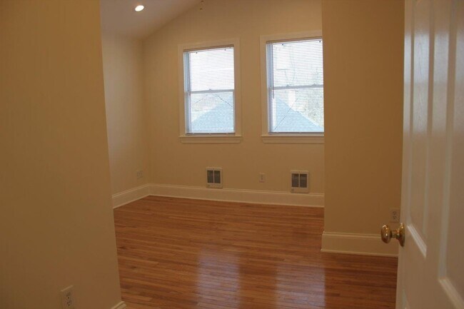 Building Photo - 31 Alpine Row
