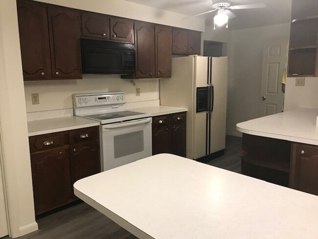 Primary Photo - 3 bedroom/1.5 bath house in Seneca School ...