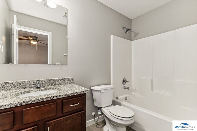 Building Photo - 3 bedroom 2 bath duplex