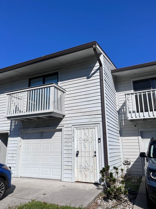 Building Photo - Townhome in Pinellas Park for Rent