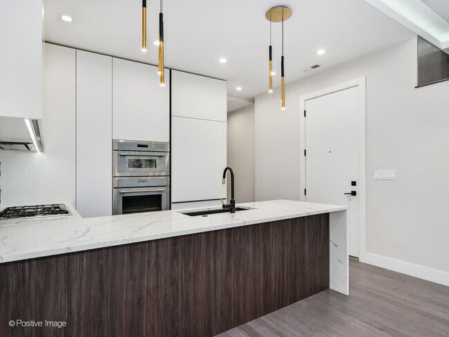 Building Photo - 1446 W Chestnut St