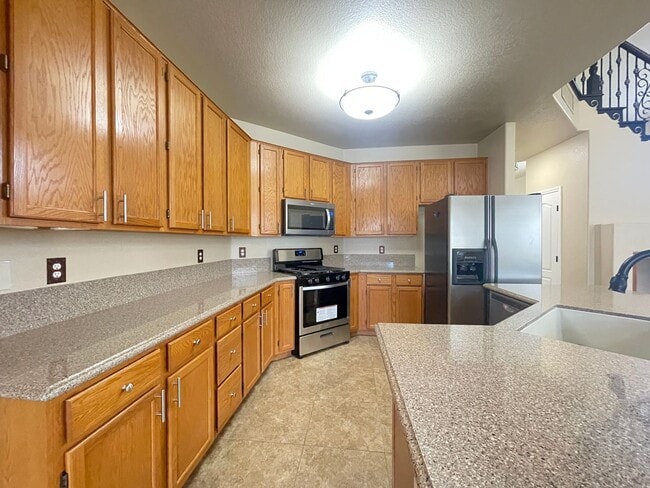 Building Photo - Gorgeous 2-story home in the Green Valley ...