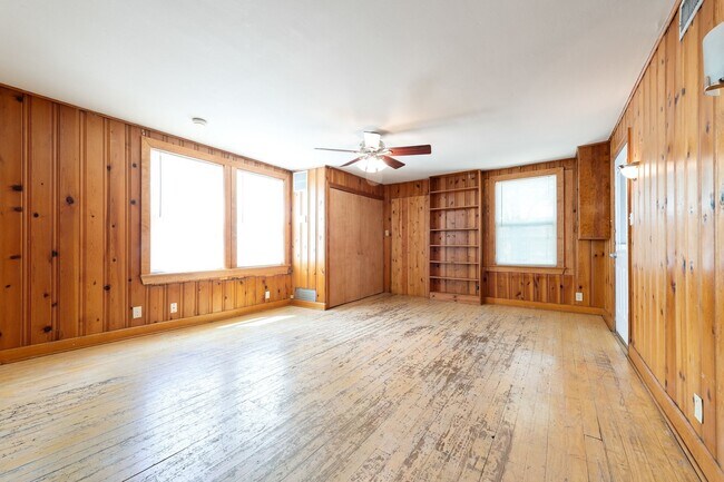Building Photo - 910 E 38th St