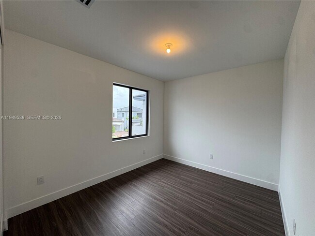 Building Photo - 19670 NE 14th Ct