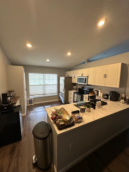 Building Photo - 8426 Greystone Dr