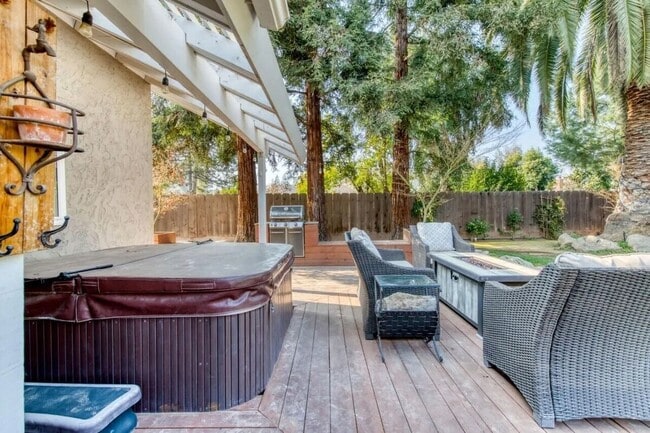 Building Photo - 8476 N Del Mar Ave