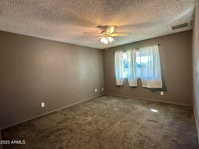 Building Photo - 2535 E Maryland Dr