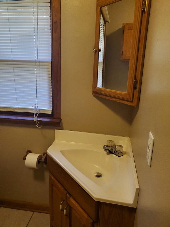 Building Photo - 3 Bed 1 Bath, Washer Dryer Hookup , Fenced in yard $1300 , $2800 to move in