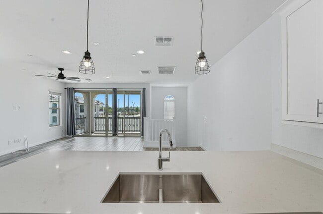 Building Photo - Like new Luxurious Modern townhome with 2 Master Suits in Warner Meadows!