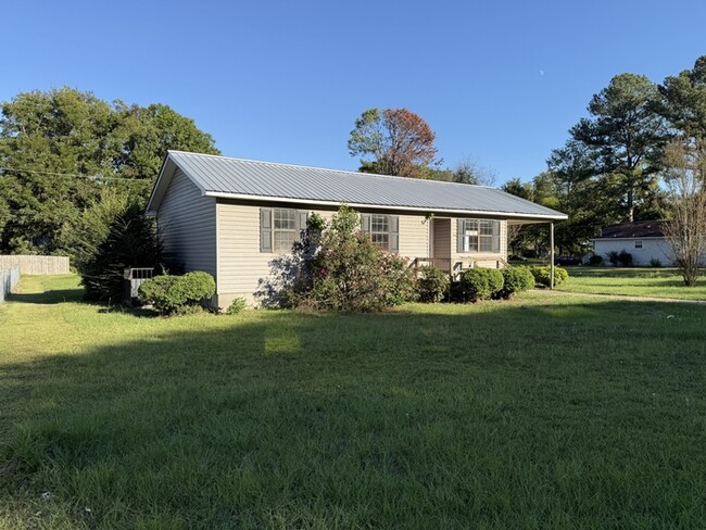 Building Photo - 3 Bed / 2 Bath Rental House in Sylacauga, AL