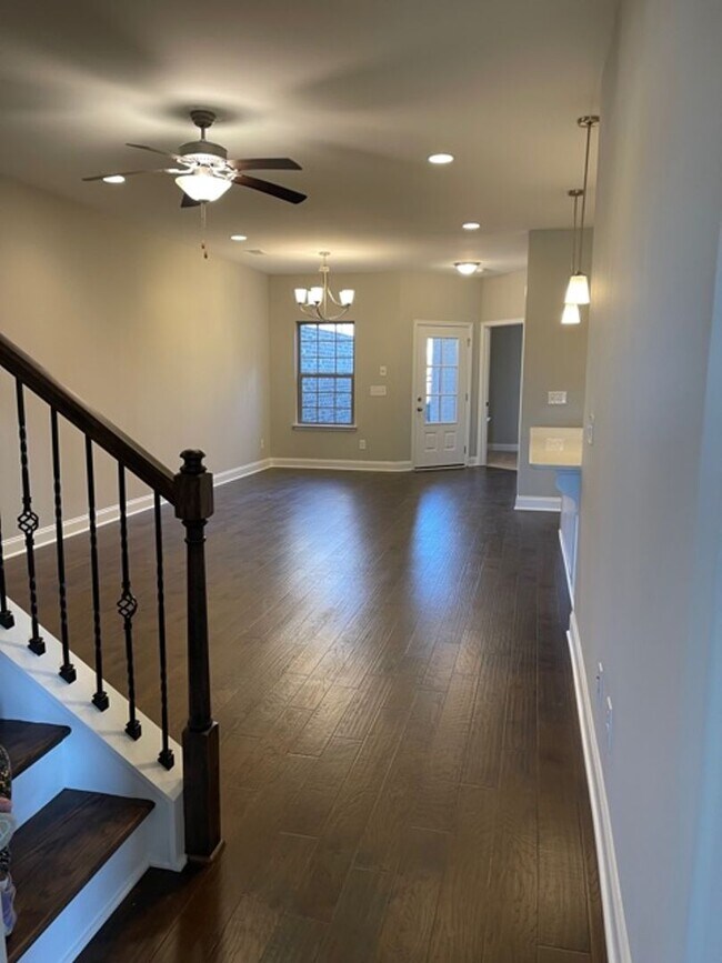 Building Photo - 3 Bedroom Townhome w/ 2 Car Garage
