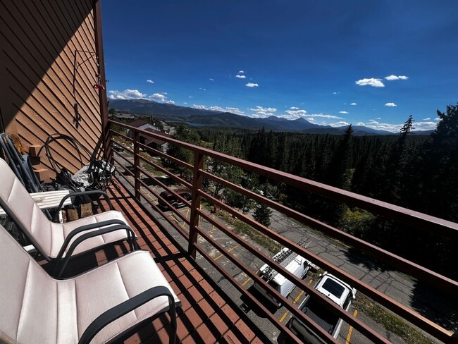 Building Photo - 2 bed plus large loft! All utilities inclu...