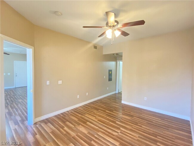 Building Photo - 3400 Cabana Dr