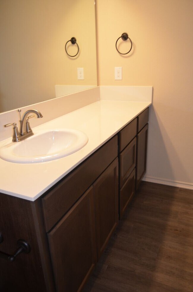 Building Photo - 1021 Cline Dr