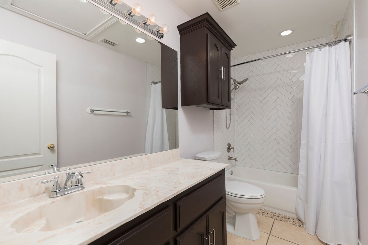 Building Photo - 210 Miranda Ln