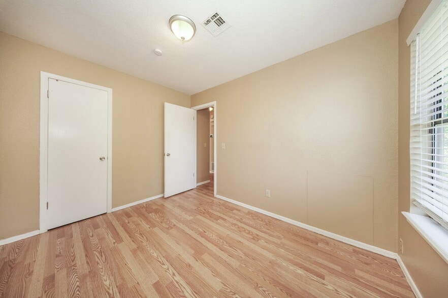Building Photo - 9705 Oaktree Terrace