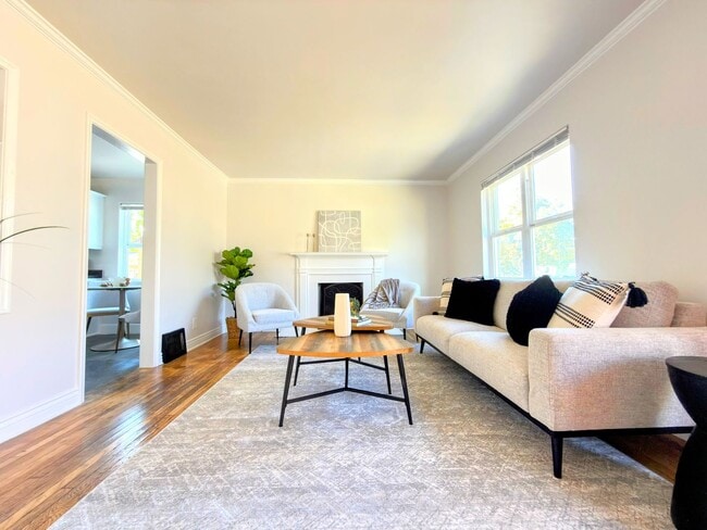 Primary Photo - Newly Updated 2-Bedroom Home