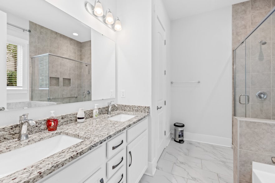 Building Photo - Room in House on Grace Ln