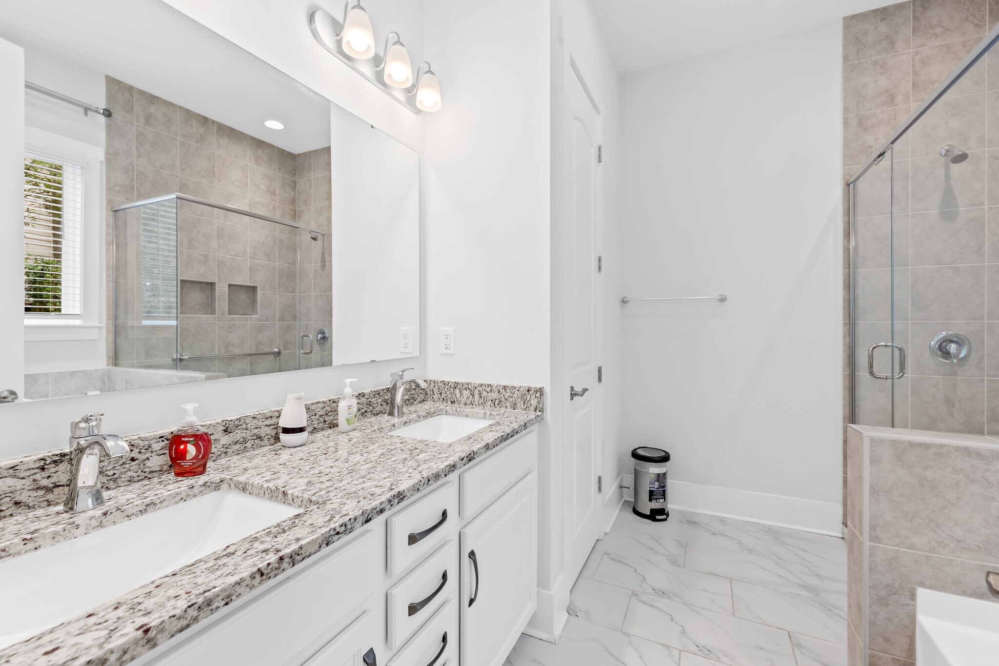 Building Photo - Room in House on Grace Ln