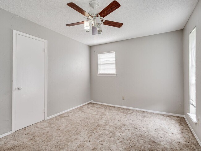 Building Photo - Cute home in Shawnee