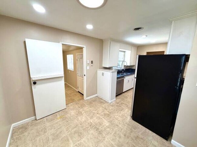 Building Photo - 785 Duke Cir