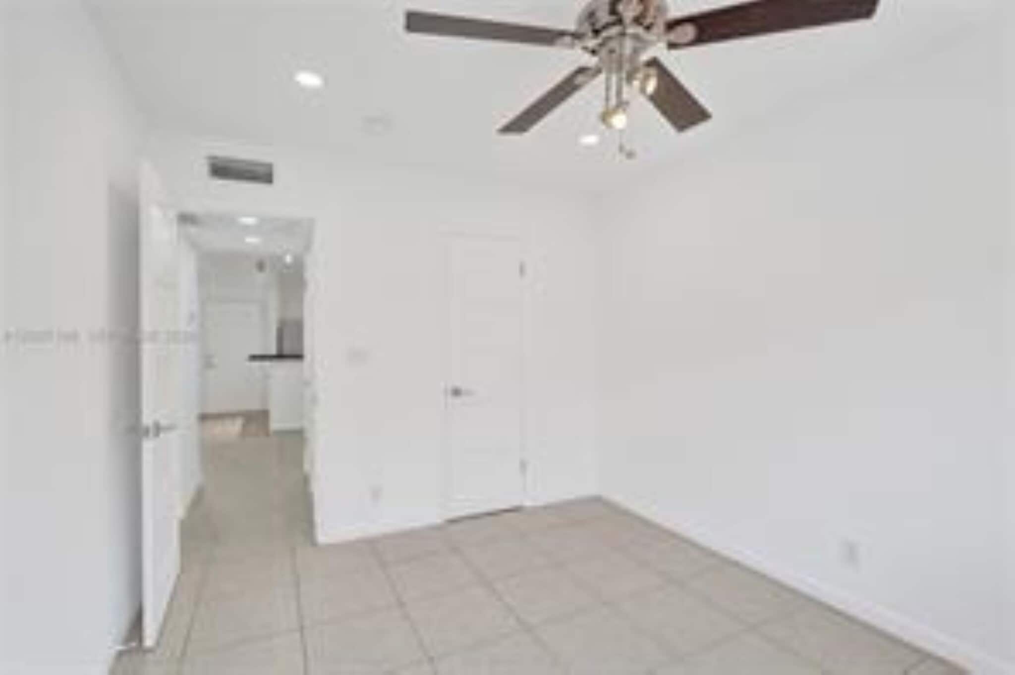 Building Photo - 3050 NE 5th Ter