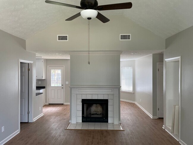 Building Photo - 466 West Dr