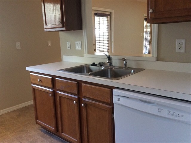 Building Photo - 1004 Lantana Dr