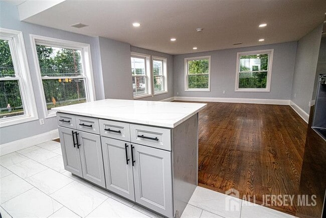 Building Photo - 10 Codington Pl