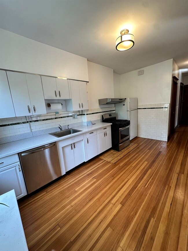 Building Photo - 22 46th St