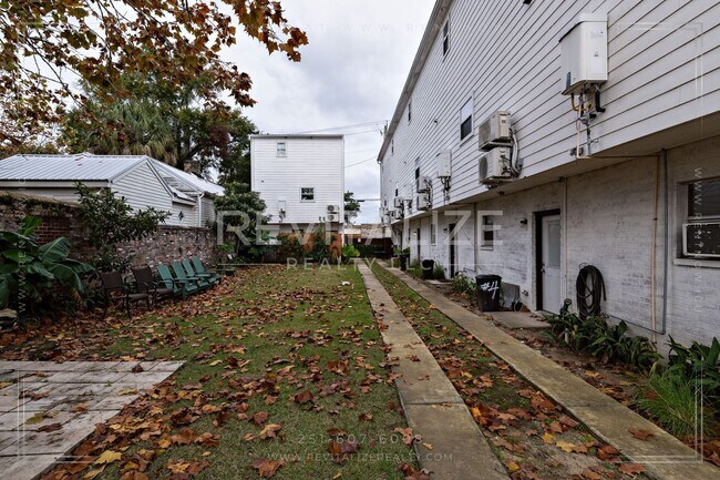 Building Photo - Fully Furnished Townhome w/ Private Garage