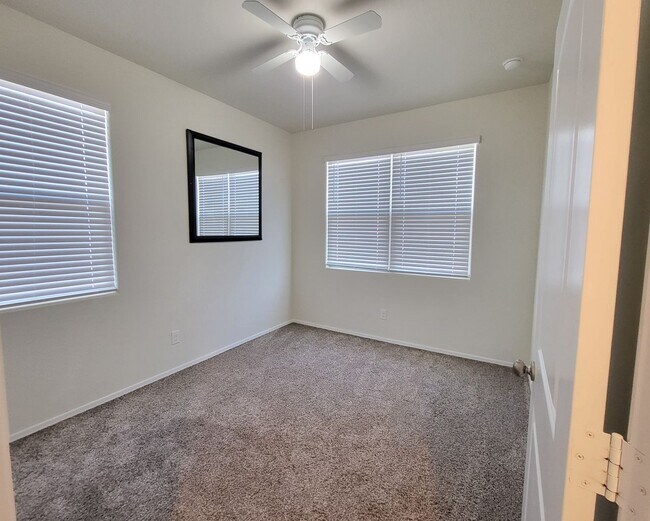 Building Photo - 3 Bedroom 2 Bathroom Magma Ranch Home