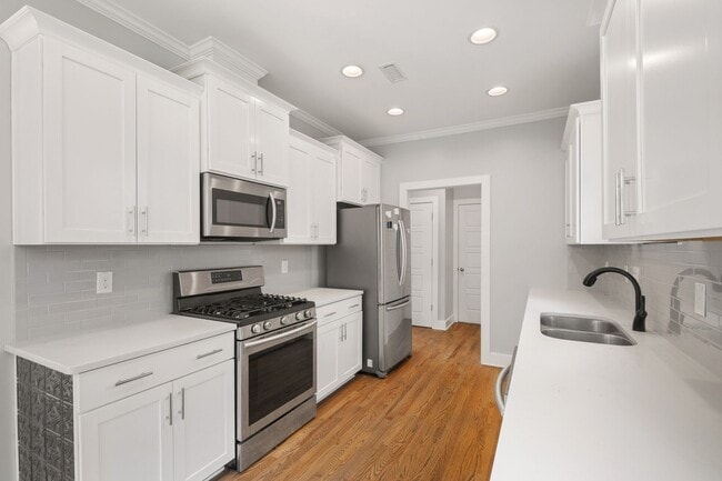 Building Photo - 117 Dunstan Ave
