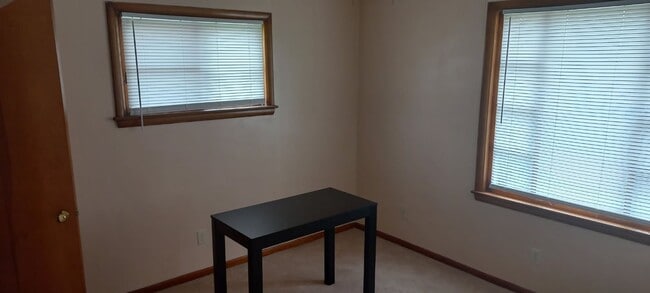 Building Photo - 4 BEDROOM HOME IN MILLCREEK