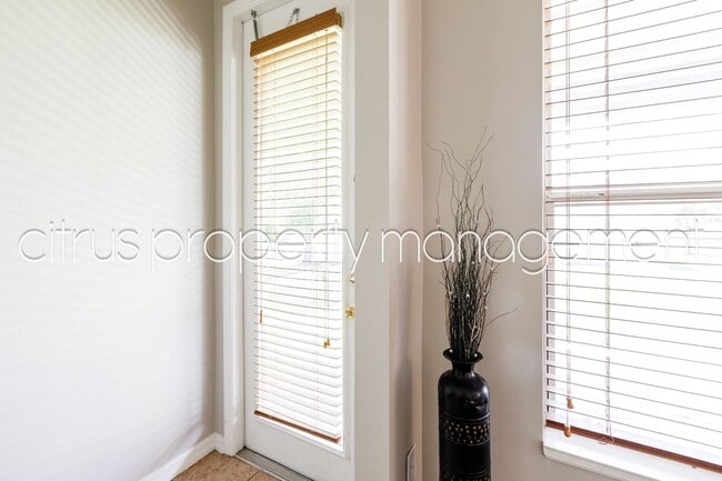 Building Photo - Spacious 4/3 in Independence Available Now!