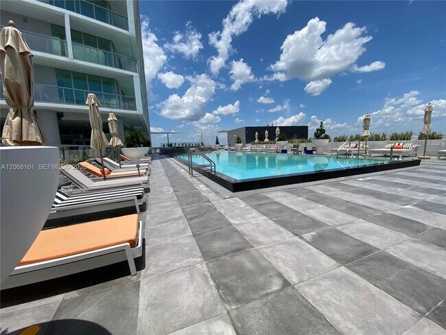 Building Photo - 2000 Metropica Wy