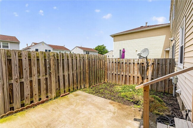 Building Photo - 15 Hanna Ln