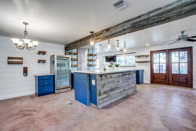 Building Photo - 8503 Manhattan Dr
