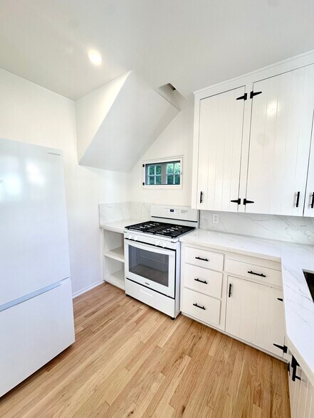 Building Photo - 2106 S Beverly Glen Blvd