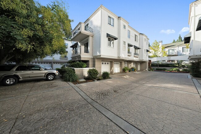 Building Photo - 435 Milan Dr