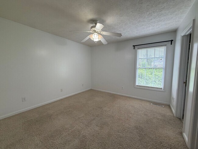 Building Photo - 1477 N Donahue Dr