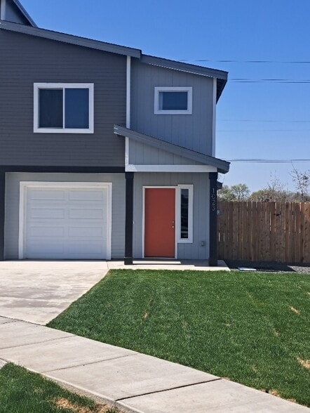 Primary Photo - 1023 NE Emerald Dr