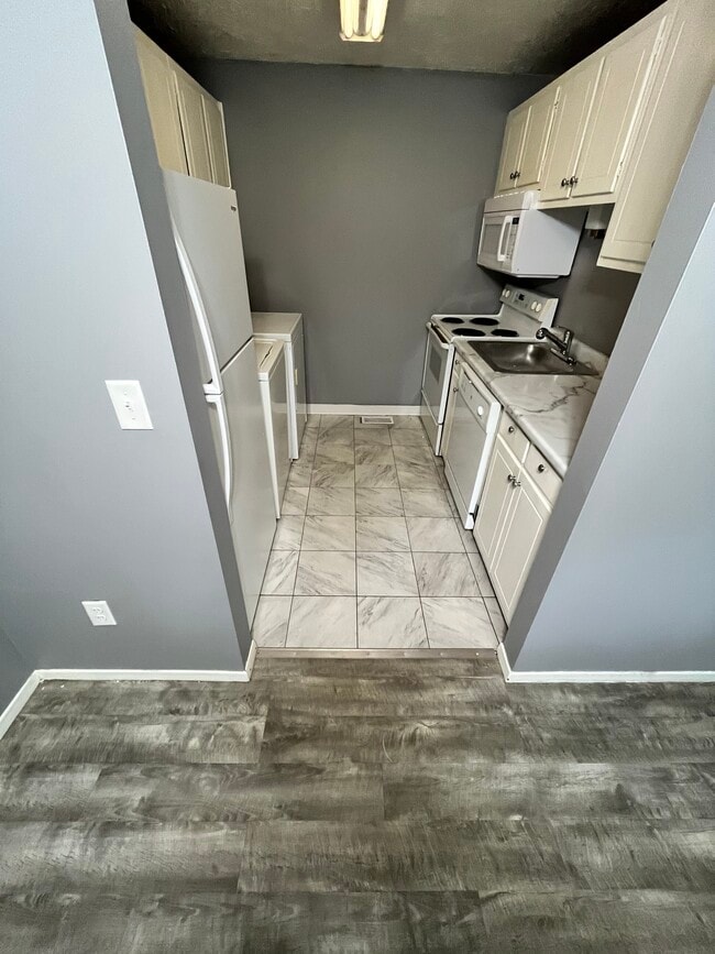 Building Photo - 216 Moore Rd