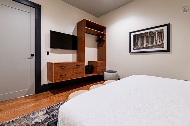 Building Photo - 1011 Canal St