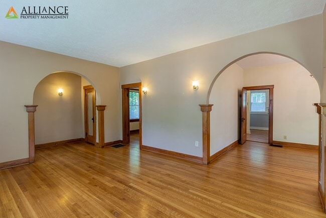 Building Photo - $300 off 1st Month's Rent!! Gorgeous Home!!